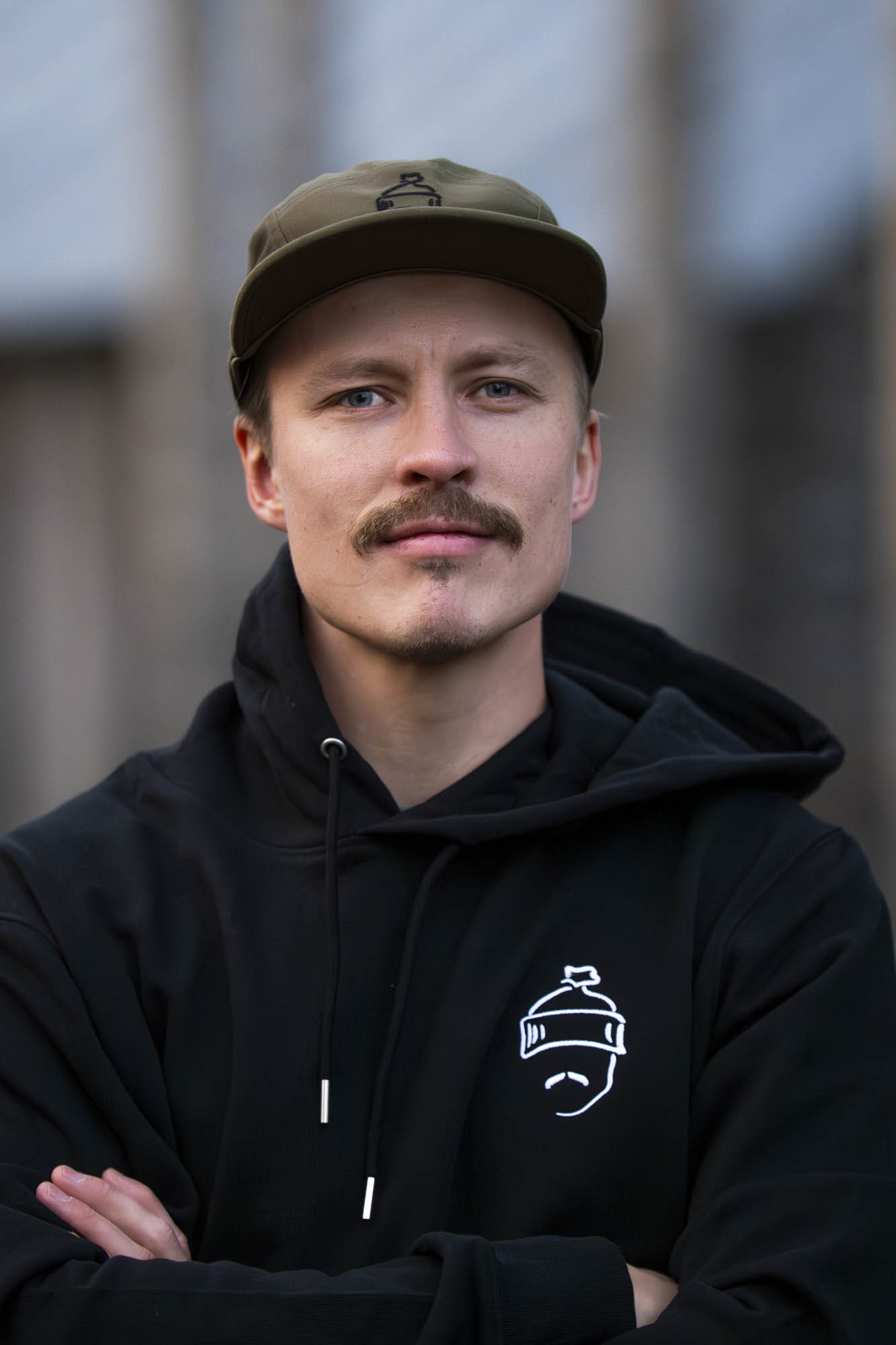 VIIKSIMIES 5PANEL- LIPPALAKKI - Image 3